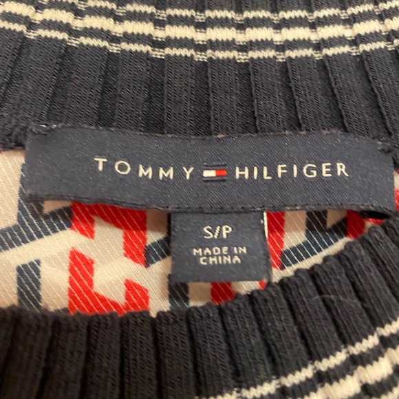 Tommy Hilfiger Red and Navy houndstooth Patterned top. Small, long sleeve,ribbed - Picture 2 of 8